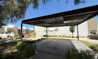 CASA EN VENTA EN CASTELLO RESIDENCIAL LEON GTO ZONA SUR UBICADA FRENTE ÁREA VERDE Y PÉRGOLA.