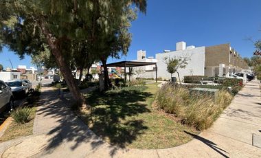 CASA EN VENTA EN CASTELLO RESIDENCIAL LEON GTO ZONA SUR UBICADA FRENTE ÁREA VERDE Y PÉRGOLA.