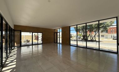 CASA EN VENTA EN CASTELLO RESIDENCIAL LEON GTO ZONA SUR UBICADA FRENTE ÁREA VERDE Y PÉRGOLA.