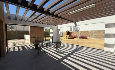 CASA EN VENTA EN CASTELLO RESIDENCIAL LEON GTO ZONA SUR UBICADA FRENTE ÁREA VERDE Y PÉRGOLA.