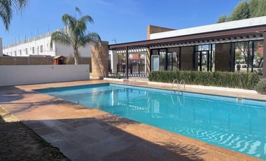 CASA EN VENTA EN CASTELLO RESIDENCIAL LEON GTO ZONA SUR UBICADA FRENTE ÁREA VERDE Y PÉRGOLA.
