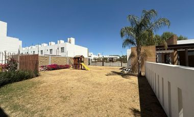 CASA EN VENTA EN CASTELLO RESIDENCIAL LEON GTO ZONA SUR UBICADA FRENTE ÁREA VERDE Y PÉRGOLA.