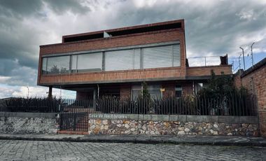 SUITE DE LUJO EN ARRIENDO, COMPLETAMENTE AMOBLADA, SECTOR CENTRO HISTÓRICO CUENCA