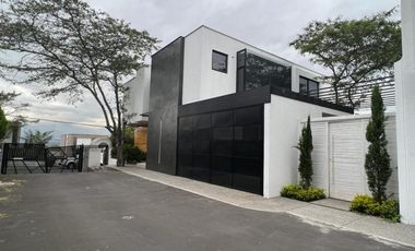 CASA EN VENTA EN SECTOR TANDA NAYÓN DE 4 DORMITORIOS QUITO ECUADOR