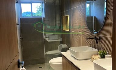 En Nariño - Cundinamarca Vendemos hermosa casa de dos pisos con piscina privada en conjunto.