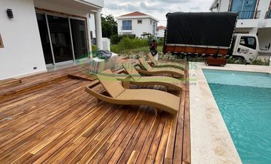 En Nariño - Cundinamarca Vendemos hermosa casa de dos pisos con piscina privada en conjunto.