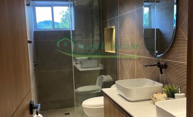 En Nariño - Cundinamarca Vendemos hermosa casa de dos pisos con piscina privada en conjunto.