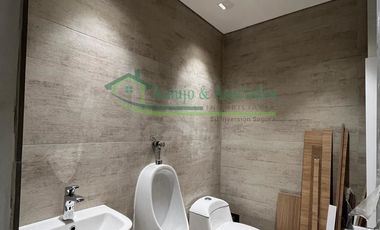 En Nariño - Cundinamarca Vendemos hermosa casa de dos pisos con piscina privada en conjunto.