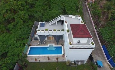 4 Bedroom house near Ilig-Iligan beach with pool