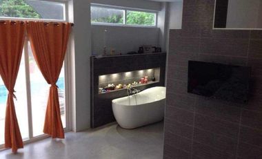 4 Bedroom house near Ilig-Iligan beach with pool