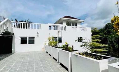 4 Bedroom house near Ilig-Iligan beach with pool