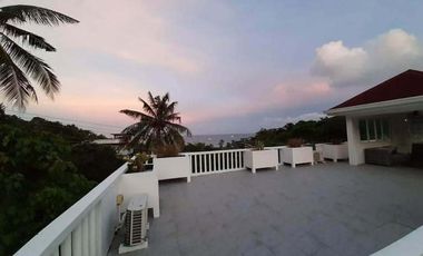 4 Bedroom house near Ilig-Iligan beach with pool