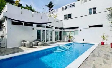 4 Bedroom house near Ilig-Iligan beach with pool