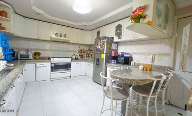 Venta de casa en Cuenca – 330m², 4 habitaciones, cerca de comercios y tranvía
