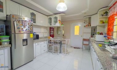 Venta de casa en Cuenca – 330m², 4 habitaciones, cerca de comercios y tranvía