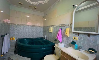 Venta de casa en Cuenca – 330m², 4 habitaciones, cerca de comercios y tranvía