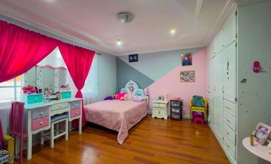Venta de casa en Cuenca – 330m², 4 habitaciones, cerca de comercios y tranvía