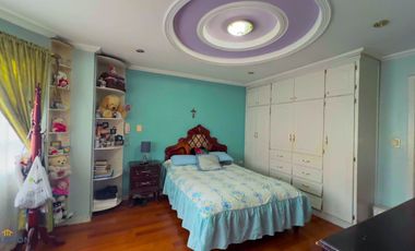 Venta de casa en Cuenca – 330m², 4 habitaciones, cerca de comercios y tranvía