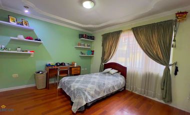 Venta de casa en Cuenca – 330m², 4 habitaciones, cerca de comercios y tranvía