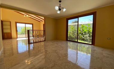 San Felipe – Arriendo amplia casa tipo chalet, sector El Asiento