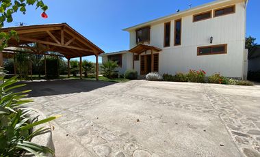 San Felipe – Arriendo amplia casa tipo chalet, sector El Asiento