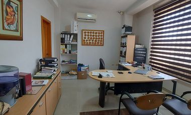 En la Parroquia El Cambio Se Vende Edificio Comercial/Residencial con Bodega, Oficinas, Departamento y Rooftop