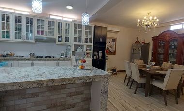 En la Parroquia El Cambio Se Vende Edificio Comercial/Residencial con Bodega, Oficinas, Departamento y Rooftop