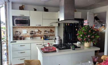 Vendo Edificio Comercial 2 Locales y un Apartamento Amoblado