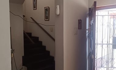 Casa En La Perla De 2 Pisos Con 4 Dormitorios Y Con Gran Potencial
