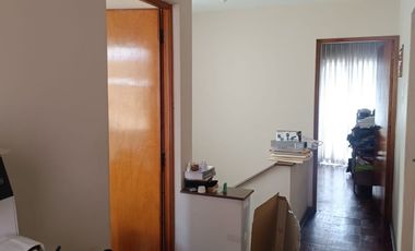 Casa En La Perla De 2 Pisos Con 4 Dormitorios Y Con Gran Potencial