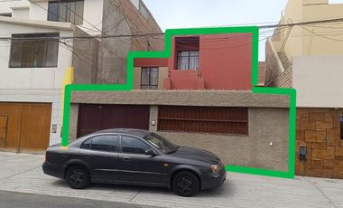 Casa En La Perla De 2 Pisos Con 4 Dormitorios Y Con Gran Potencial