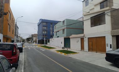 Casa En La Perla De 2 Pisos Con 4 Dormitorios Y Con Gran Potencial