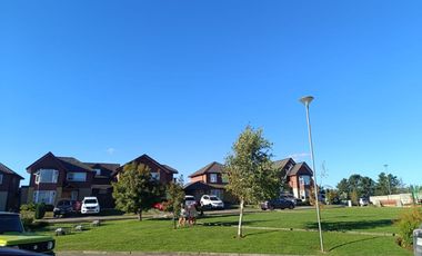 CASA EN CONDOMINIO, QUINCHO, PISCINA, CALEFACCIÓN Y AC.