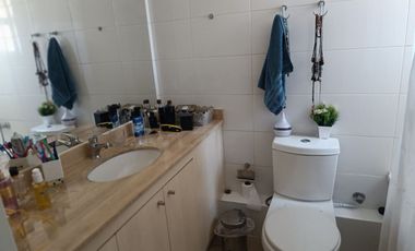 CASA EN CONDOMINIO, QUINCHO, PISCINA, CALEFACCIÓN Y AC.