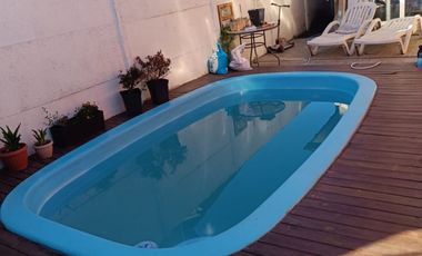 CASA EN CONDOMINIO, QUINCHO, PISCINA, CALEFACCIÓN Y AC.