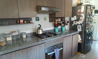 CASA EN CONDOMINIO, QUINCHO, PISCINA, CALEFACCIÓN Y AC.
