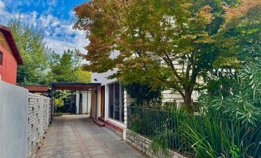 Casa de 4 dormitorios 2 baños, 165 m² construidos y 262 m² de terreno. Ubicada en Candelaria Goyenechea, Vitacura.