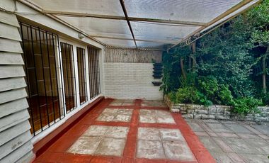 Casa de 4 dormitorios 2 baños, 165 m² construidos y 262 m² de terreno. Ubicada en Candelaria Goyenechea, Vitacura.