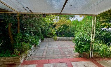 Casa de 4 dormitorios 2 baños, 165 m² construidos y 262 m² de terreno. Ubicada en Candelaria Goyenechea, Vitacura.