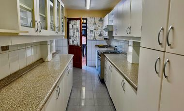 Casa de 4 dormitorios 2 baños, 165 m² construidos y 262 m² de terreno. Ubicada en Candelaria Goyenechea, Vitacura.