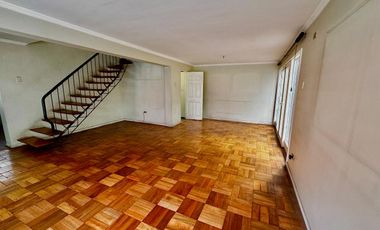 Casa de 4 dormitorios 2 baños, 165 m² construidos y 262 m² de terreno. Ubicada en Candelaria Goyenechea, Vitacura.