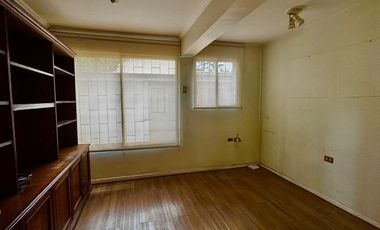 Casa de 4 dormitorios 2 baños, 165 m² construidos y 262 m² de terreno. Ubicada en Candelaria Goyenechea, Vitacura.