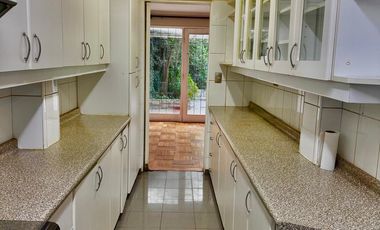 Casa de 4 dormitorios 2 baños, 165 m² construidos y 262 m² de terreno. Ubicada en Candelaria Goyenechea, Vitacura.
