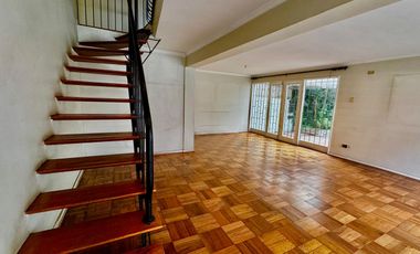 Casa de 4 dormitorios 2 baños, 165 m² construidos y 262 m² de terreno. Ubicada en Candelaria Goyenechea, Vitacura.