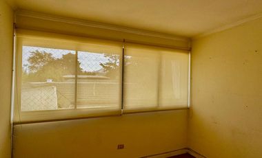 Casa de 4 dormitorios 2 baños, 165 m² construidos y 262 m² de terreno. Ubicada en Candelaria Goyenechea, Vitacura.
