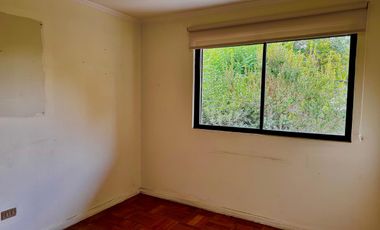 Casa de 4 dormitorios 2 baños, 165 m² construidos y 262 m² de terreno. Ubicada en Candelaria Goyenechea, Vitacura.