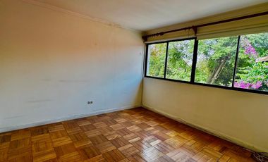 Casa de 4 dormitorios 2 baños, 165 m² construidos y 262 m² de terreno. Ubicada en Candelaria Goyenechea, Vitacura.