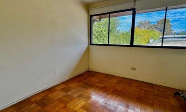 Casa de 4 dormitorios 2 baños, 165 m² construidos y 262 m² de terreno. Ubicada en Candelaria Goyenechea, Vitacura.