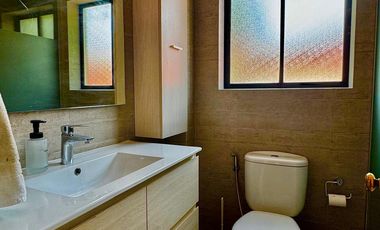 Casa de 4 dormitorios 2 baños, 165 m² construidos y 262 m² de terreno. Ubicada en Candelaria Goyenechea, Vitacura.