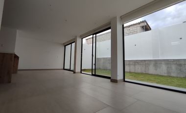 CASA DE VENTA EN TUMBACO DE 3 DORMITORIOS QUITO ECUADOR